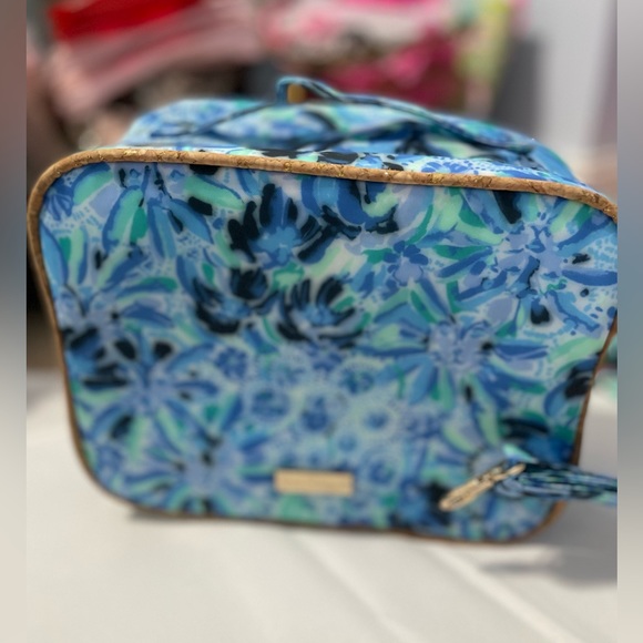 Lilly Pulitzer Crossbody Insulated Lunch Box  High Maintenance Iris Blue NWOT - Picture 8 of 13